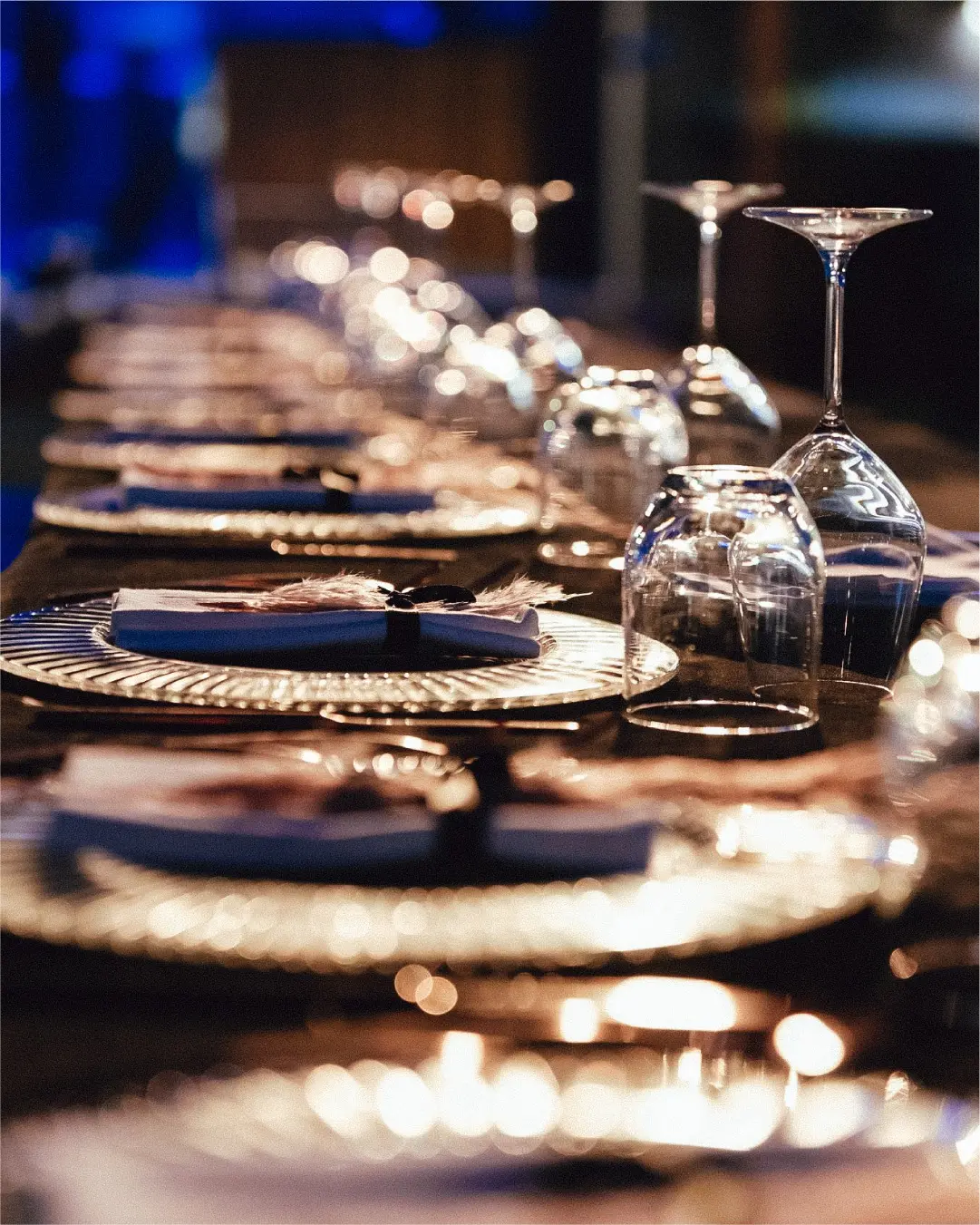 Mise en place serale nei toni dell'oro