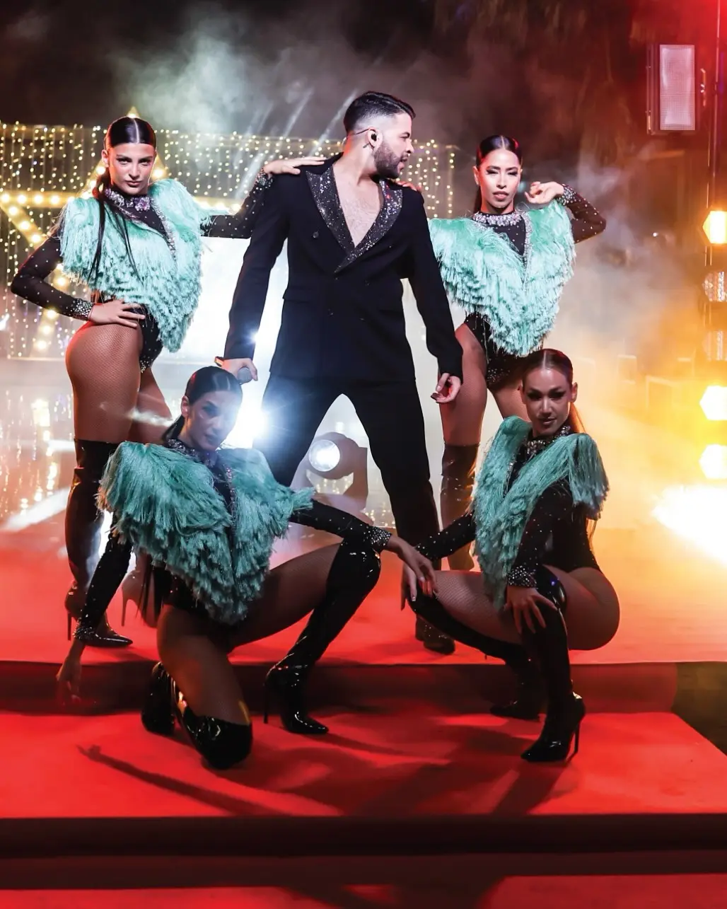 Performance live con ballerini durante un evento al Damai